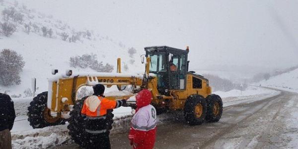 آغاز بارش برف در جاده های شهرستان جیرفت