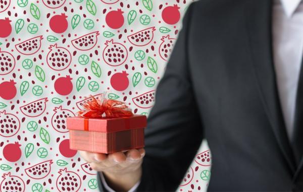 7 پیشنهاد هدیه شب یلدا برای داماد