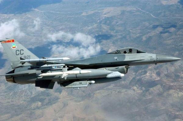 تقابل تهاجمی جنگنده چین با هواپیمای نظامی آمریکا
